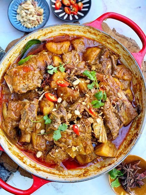 Beef Massaman, Beef Massaman Curry, Asian Family, Massaman Curry, Sunday Dinner Recipes, Fusion Dishes, Beef Cheeks, Cooking Challenge, Family Lunch