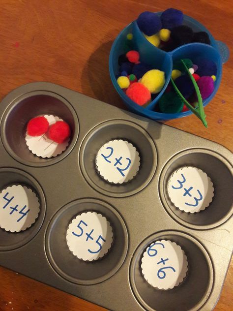 Play a fun game of baking doubles with this muffin tin activity to pracrice addig doubles. Doubling Activities Eyfs, Doubling Activities, Muffin Tin Activities, Shape Continuous Provision, Doubling And Halving Activities Grade 2, Addition Tuff Tray, Continuous Provision Year 1, Adding Game, Reception Maths