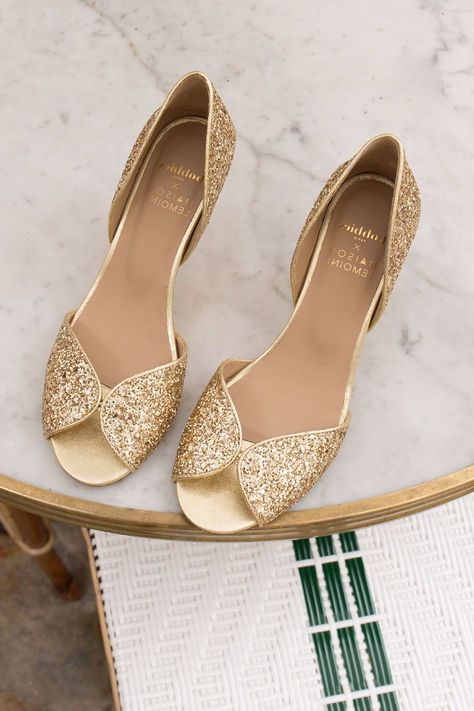 Sandales Le Trésor #shoe #shoes #womenshoes Gold Pleated Skirt, Giuseppe Zanotti Heels, Wedding Sandals, Accessories Wedding, Gold Sandals, Gold Heels, Bridal Outfits, Denim Jean, Bridal Shoes