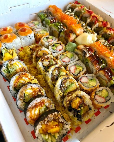 Satisfying Eats, Asian Restaurant, Sushi Platter, Sleepover Food, Healthy Summer Recipes, Food L, Food Babe, Best Food Ever, Sushi Bar