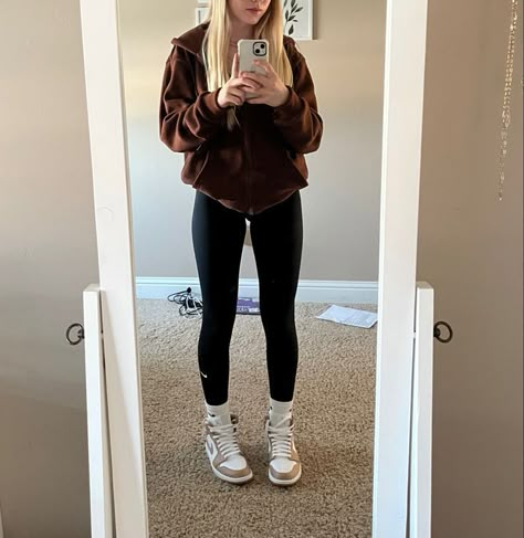 Leggings Jordan 1 Outfit, Legging And Nike Socks Outfit, Basic Jordan Outfits, High Socks And Leggings Outfit, Nike Shoes With Socks, Nike Socks With Jordans, Leggings With Jordans Outfit, Outfits With White Nike Socks, Outfit Ideas With Black And White Jordans