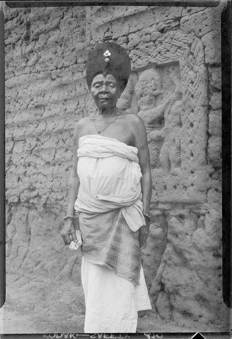 Elderly women are generally referred to as ‘Iye’ (Mother) including ‘iyenogie’ (Great mother). Photographer Justina Cordwell 1950-1959 Benin Empire, Africa Infographic, Igbo Culture, African Civilization, Benin City, Great Mother, Portrait Woman, Vintage Black Glamour, Northwestern University