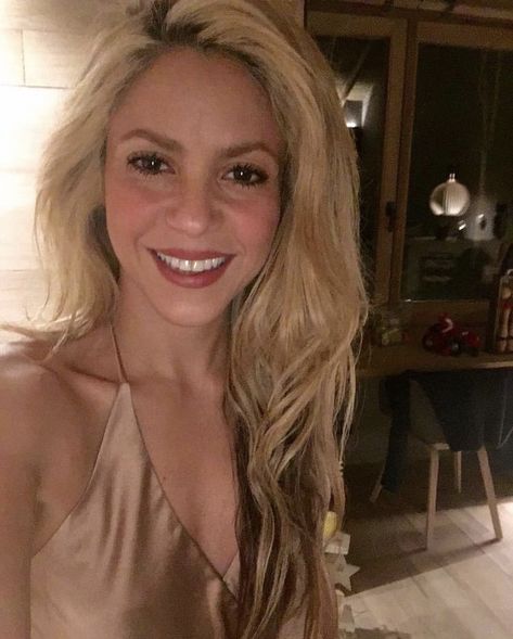 Shakira Hair, Shakira Photos, Hair Clips 90s, Curls For Long Hair, Black Eyed Peas, Clip In Hair Extensions, Shakira, Model Hair, Celebrities Female