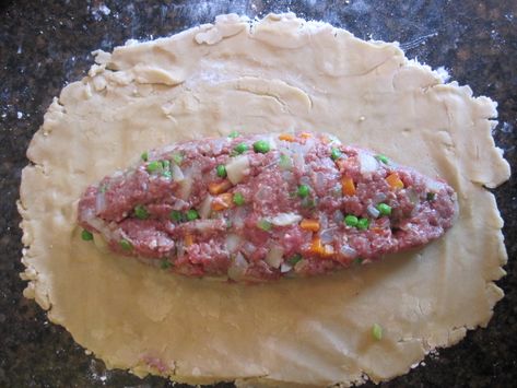 Beef Wellington Jamie Oliver, Ground Beef Wellington, Wellington Food, Wellington Recipe, Minced Beef Recipes, Savoury Pies, British Cooking, Beef Wellington Recipe, Meat Rolls