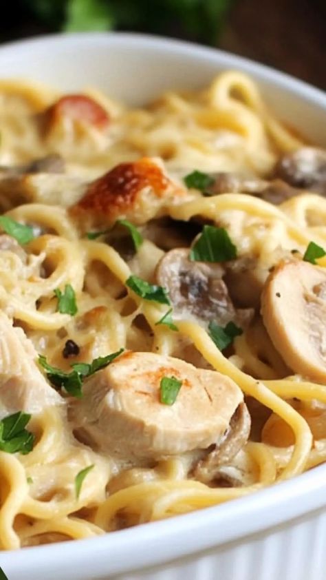 barefoot contessa turkey tetrazzini copycat recipe Turkey Tetrazzini Recipe, Orange Ginger Chicken, Casserole Crockpot, Turkey Tetrazzini, Barefoot Contessa Recipes, Good Looking Food, Ginger Chicken, Barefoot Contessa, Comfort Dishes