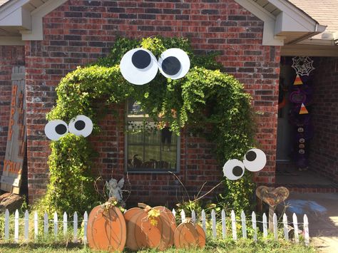 Halloween Monster Goggly Eyes in Bushes Halloween Bushes Decorations, Diy Halloween Eyes, Monster Faces, Halloween Monsters, Monster Halloween, Halloween Eyes, Monster Face, Nursery School, Halloween Monster