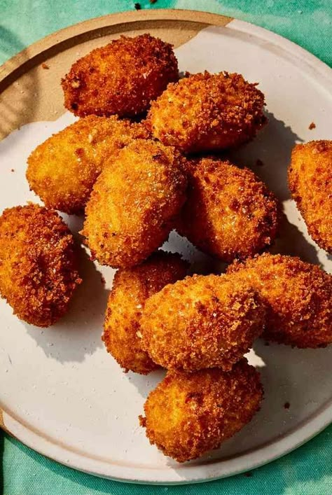 Spanish Croquettes, Croquette Recipe, Chicken Croquettes Recipe, Bread Crumb Chicken, Chicken Croquettes, Minced Chicken, Croquettes Recipe, Spanish Chicken, Chicken Balls