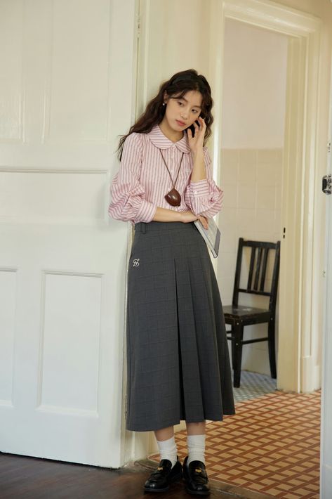 Japanese Office Outfit, Japanese Office Fashion, Igari Clothes, Japanese Office Outfits Women, Loafers Outfit Work, Japanese Fashion Women, Preppy Women, Long Skirt Fashion, Corporate Fashion