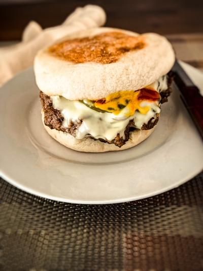 I love a good cheeseburger and I’m always trying to find a way to make them a little different. These cheeseburgers came about when we had some leftover English muffins. Why not replace the u… English Muffin Burger, English Mcmuffin Recipes, How To Use Leftover Hamburger Buns, Pizza Burgers On English Muffins, English Muffin Sausage And Cheese, Hamburger Cupcakes Ground Beef, English Muffins Sandwich, Hamburger Toppings, Hamburger Rolls