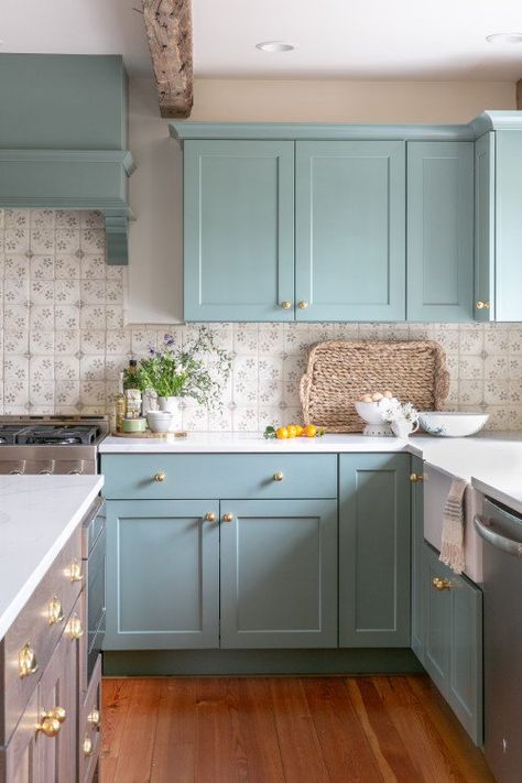 English Style Kitchen, Blue Green Kitchen, Ceiling Wood, Beam Ceiling, Cabinets Painted, Teal Kitchen, Blue Kitchen Cabinets, Green Kitchen Cabinets, Kitchen Cabinet Colors