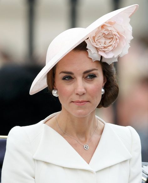 The duchess chose a gorgeous hat by Philip Treacy for Trooping the Colour, during the queen's 90th birthday in 2016. English Hats, Principe William Y Kate, Ciara Wilson, Kate Middleton Hats, Düşes Kate, Herzogin Von Cambridge, Princesse Kate Middleton, Trooping The Colour, Principe William