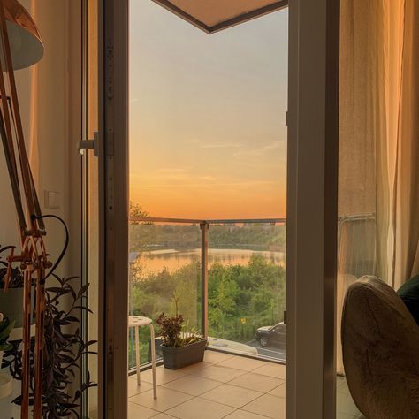 Aesthetic sunset, summer evenings, balcony view goals Balcony View Aesthetic, Sunrise From Balcony, Balcony Nature View, Balcony Mountain View, Sunrise Apartment View, Sunset View From Balcony, Window Beach View Aesthetic, Dreamy Sunset, Balcony View