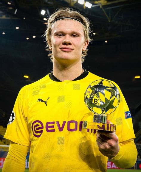 Erling Haaland Wallpaper, Haaland Wallpaper, Football Player Costume, Skate And Destroy, Ronaldo Football, Football Design, Instagram S, Borussia Dortmund, Big Boys