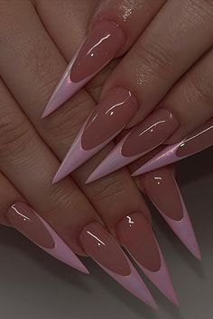 These stiletto-shaped nails offer a daring and sleek look. They feature a glossy nude pink color that transitions smoothly into sharp white tips, creating an elegant and modern take on the classic French manicure. The nails are finished with a shiny top coat for an extra touch of sophistication. Simply stunning!✨ // Photo Credit: Instagram @nailedmyset Sharp Nails French Tip, Coffin Nails 2025, Trending Long Nails, Simple Stiletto Nails Designs, Elegant Stiletto Nails, Sharp Stiletto Nails, Classy Stiletto Nails, French Stiletto Nails, Nails Sharp