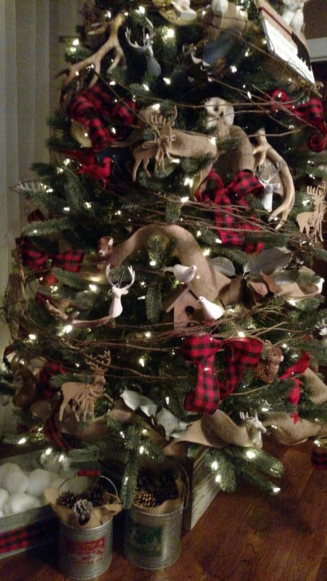 Christmas Tree Hunting Theme, Deer Antler Christmas Tree Decor, Hunters Christmas Tree, Antler Christmas Tree Topper, Hunters Christmas Tree Ideas, Ranch Christmas Tree, Christmas Tree Deer Theme, Deer Themed Christmas Tree, Hunting Christmas Tree Ideas