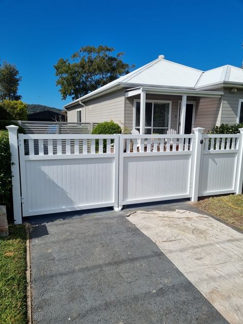 1960s House Exterior, Hampton Fence Ideas, Hamptons Front Fence, Hampton Fence, Hampton Fencing, Hamptons Style Fence And Gate, White Picket Fence Hamptons, Hamptons Fence, Hampton Exterior