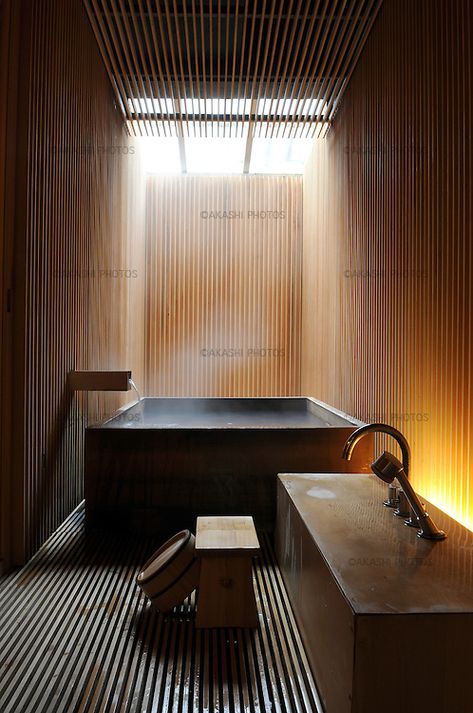 Bath at Fujiya Ryokan in Ginzan Onsen Village, traditional inn redesigned by the japanese architect Kengo Kuma in 2004. Kengo Kuma Interior, Japanese Architecture Modern, Japanese Interior Design Modern, Japanese Bath House, Hidden Light, Japanese Bathroom, Spa Inspired Bathroom, Piscina Interior, Cozy Bathroom