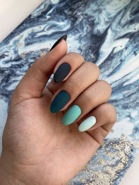 Green Nail Gradient, Blue Green And Black Nails, Blue To Green Nails, Gradient Green Nails, Blue Green Nail Color, Green Blue Nails Ideas, Dark Blue And Green Nails, Gradient Nails Blue, Greenish Blue Nails