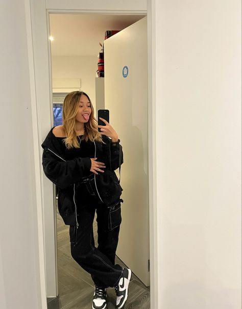 Baggy Black Outfit, Cargo Bershka, Outfit Total Black, Nike Dunk High Panda, Panda Shoes, Shoes Aesthetic, Selfie Mirror, Aesthetic Ig, Nike Dunk High