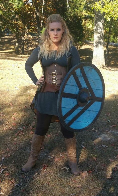 Lagertha cosplay Viking Costume Diy, Womens Viking Costume Diy, Lagertha Costume, Vikings Costume, Vikings Costume Diy, Viking Halloween, Viking Halloween Costume, Diy Fantasia, Vikings Halloween