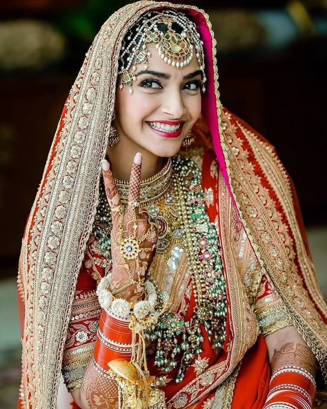 Designers B-Town Actresses Trusted With Their Wedding Attire! Lehanga Photoshoot, Dulhan Single Pose, Bride Single Poses, Jadau Sets, Black And Silver Eye Makeup, Ankita Singh, Celeb Wedding, Bollywood Brides, Bride And Bridesmaid Pictures