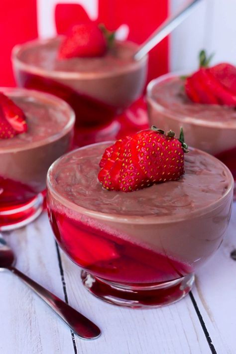 Jello Parfait, Pudding Ideas, Homemade Chocolate Pudding, Dessert Treats, Easy Chocolate Desserts, Gelatin Dessert, Jello Desserts, Strawberry Jello, Pudding Cups