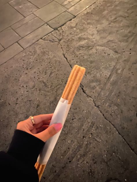 Disney Churros Aesthetic, Churro Aesthetic, Churros Aesthetic, Disney Churros, Disneyland Churros, Disney World Food, Disney World Restaurants, Disney Snacks, Healthy Food Dishes