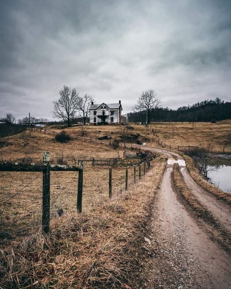 Creepy Farmhouse Aesthetic, Haunted Farmhouse Aesthetic, Scary Farm Aesthetic, Creepy Farm Aesthetic, Haunted Farm Aesthetic, Horror Farm, Creepy Farmhouse, Haunted Farm, Haunted Farmhouse