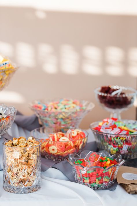 Wedding Reception Candy Bar Ideas, Snack Bar At Wedding, Cocktail Hour Snacks Wedding Diy, Snack Bar Wedding Receptions, Wedding Cocktail Hour Snacks, Candy Table Ideas Wedding, Candy Station Ideas, Small Candy Bar, Wedding Table Snacks