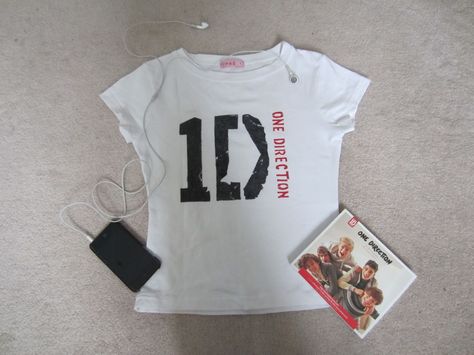 DIY One Direction T-shirt One Direction Shirt Ideas, Niall Horan Inspired Outfits, One Direction Logo, Mermaid Crop Top, One Direction Shirt, 5sos Concert Outfit, Blue Jean Overalls, 5sos Concert, Plain White T Shirt