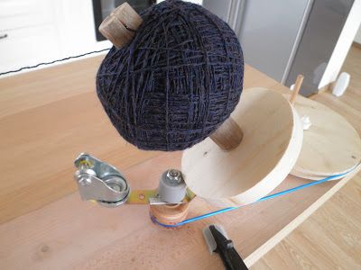 DIY Yarn ball winder. Hmm. Diy Yarn Winder How To Make, Diy Yarn Winder, Diy Spinning Wheel, Yarn Winders, Yarn Ball Winder, Yarn Winder, Yarn Tools, Yarn Balls, Peg Loom