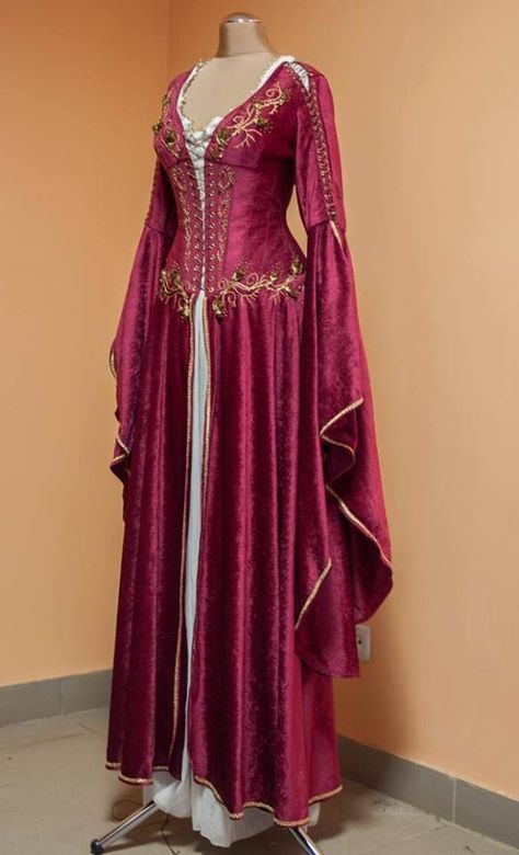 Red Fantasy Dress, Purple Costume, Crimson Dress, Medieval Gown, Chique Outfits, Purple Halloween, Fantasy Dresses, Medieval Costume, Old Dresses