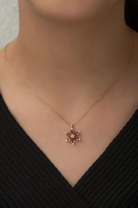 Necklace Aesthetic Pendant, Pretty Jewellery Silver, Cute Jewelry Necklaces, Necklaces Flower, Etsy Necklace, خواتم خطوبة, Minimalistic Jewelry, Bridal Necklace Designs, Fancy Jewelry Necklace