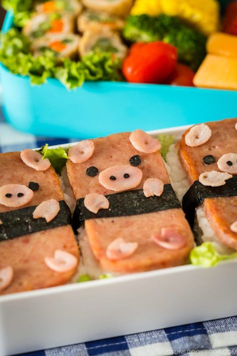 Surprise your kids with these cute Piggy Spam Musubi Bento! #bento #spammusubi | Easy Japanese Recipes at JustOneCookbook.com Musubi Bento, Bento Easy, Spam Musubi Recipe, Musubi Recipe, Bento Box Lunch For Kids, Spam Recipes, Bento Box Recipes, Boxed Lunch, Just One Cookbook