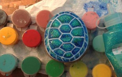 Turtle Rocks, Turtle Painted Rocks, Painted Turtle, Turtle Rock, Painted Shells, Rock Painting Ideas Easy, Turtle Painting, Turtle Shell, Glitter Glue