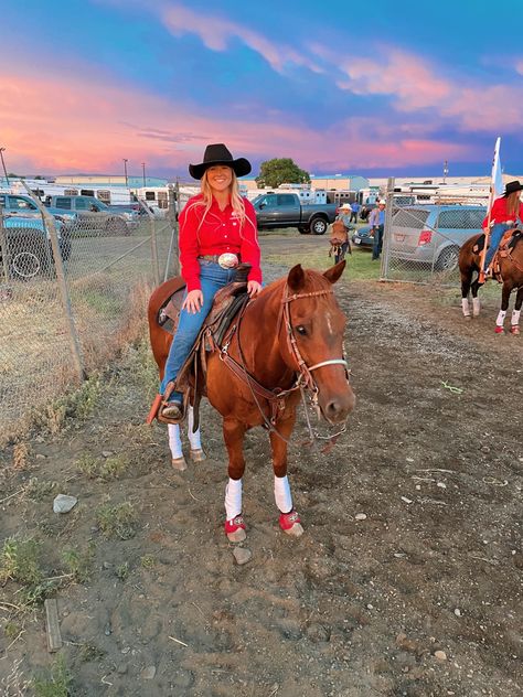 Rodeo Competition Outfits, Barrel Racing Clothes, Western Horse Riding Outfit, Barrel Racer Outfit, Barrel Racer Aesthetic, Barrel Racing Photos, Barrel Racing Outfits, Rodeo Aesthetic, Western Animals