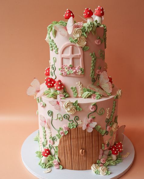 Helena Witte | a very special fairy cake 🫶🏼🧚🏼 fairy cakes are one of my favourites to make; when my clients trust me and my creativity, my mind can truly… | Instagram Fairy Fondant Cake, Fairytale Birthday Cake, Woodland Fairy Cake, Mermaid Fondant, Cake Reference, Garden Theme Cake, Llama Cake, Fairy Garden Cake, Fairy Birthday Cake