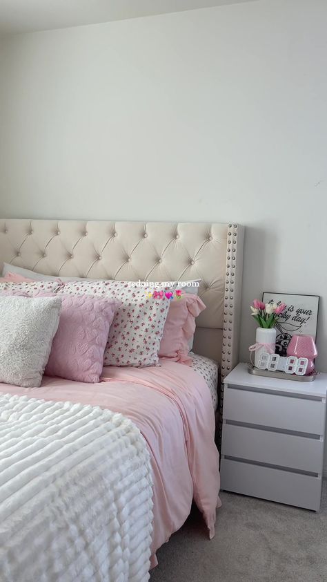 Pink Bedrooms Aesthetic, Pink Bedding Room Ideas, Room Ideas Pink And White, Small Pink Bedroom, Soft Pink Room Aesthetic, Light Pink Room Aesthetic, Pink Home Aesthetic, Soft Pink Room, Pink Room Aesthetic