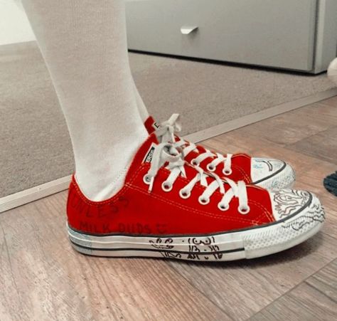 robins shoes from s3 Shoe Doodles Converse, Converse Writing On Shoes, Robin Outfit, Sharpie Shoes, Cool Converse, Converse Design, Converse Aesthetic, Milk Duds, Robin Cosplay