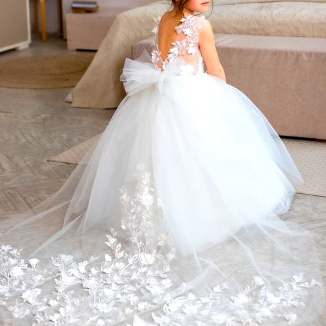 Size 3t Flower Girl Dress. Gorgeous Train With Elegant Embroidered Flowers. Absolutely Gorgeous! Mini Bride Dress Kids, Flower Girl Outfit Ideas, Flower Girl Ideas, Flower Girl Dresses White, Kids Flower Girl Dresses, Wedding Flower Girls, Flower Girl Dress Baby, Flower Girl Outfits, White Flower Girl Dress