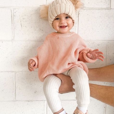 Pink Baby Sweater, Girls Winter Outfits, Girl Ootd, Pom Pom Baby, Child Fashion, Winter Baby Clothes, Baby Momma, Kit Bebe