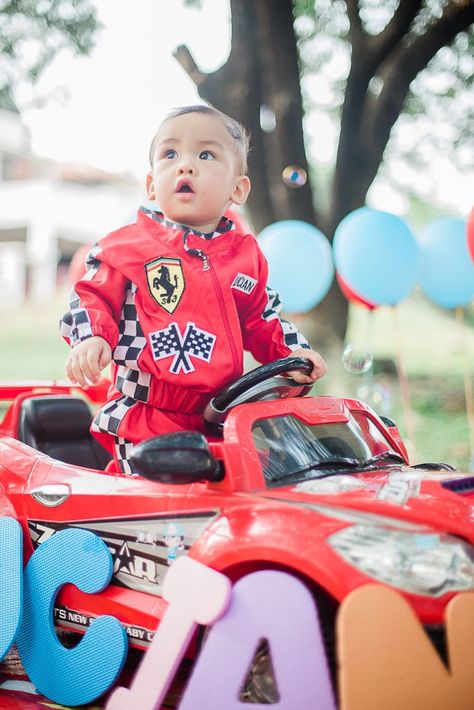 Pre-Birthday Photography race car theme Race Car Themed Photoshoot, Race Car Photoshoot Kids, Race Theme Cake, Themed Baby Photoshoot, Men Cars Photography, Race Theme, Floor Photography, Newborn Baby Portraits, Theme Photoshoot