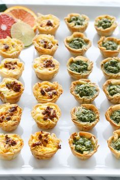 Small Wedding Food Ideas, Baby Shower Menu Ideas, Quiche Bites, Mini Quiche Recipes, Tapas Party, Mini Quiche, Tea Party Food, Perfect Brunch, Party Dishes