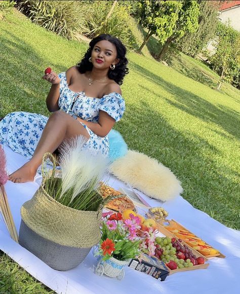 Picnic Outfit Ideas Black Women, Picnic Outfits Black Women, Picnic Black Women, Picnic Style Birthday Photoshoot, Fancy Picnic Photoshoot, Luxury Picnic Black Women, Picnic Date Outfits, Picnic Party Decorations, Picnic Photography