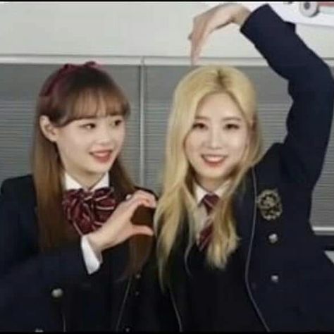 Chuu And Kim Lip, Loona Memes, Loona Kim Lip, Funny Poses, Chuu Loona, Photo Recreation, J Pop, Kim Lip, Friend Poses Photography