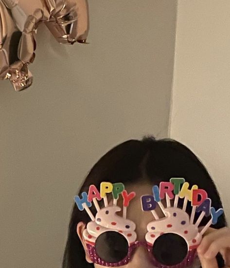 No Face Birthday Photo Ideas, Birthday No Face Photo, Minimal Birthday Photo, Birthday Selfie, Cute Birthday Pictures, Good Photo Editing Apps, Graphic Design Cards, Learn Photo Editing, Bday Party Theme