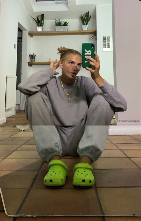 Mimi Moocher, Green Crocs, Crocs Outfit, Winter Suits, Future Clothes, Causal Outfits, Sportswear Fashion, Trending Products, Fashion Fits