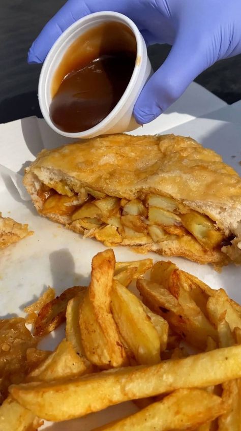 Chip Butty Recipe, Chip Butty Sandwiches, Chips And Gravy, Sandwich And Chips, Chip Sandwich, Chip Butty, Sandwich Sauces, Fried Chips, Mushy Peas