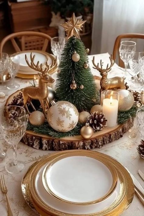 Rustic Christmas Table Display, Rustic Xmas Table Settings, Holiday Party Table Decor Centerpiece Ideas, Round Table Setting Christmas, Xmas Table Centerpieces Diy, Christmas Table Setting Round Table, Square Table Christmas Centerpiece, Christmas Party Centerpieces Round Table, Circle Table Christmas Centerpiece