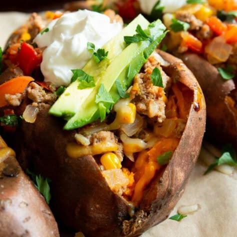 Turkey Taco Stuffed Sweet Potatoes - Healthful Blondie Microwave Sweet Potato, One Pan Dinner Recipes, Potato Boats, Elk Recipes, Stuffed Sweet Potato, Cheesy Chicken Spaghetti, Ground Turkey Tacos, Potatoe Recipes, Turkey Taco